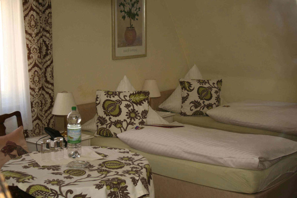 Hotel-Pension Adler Untertuerkheim Stuttgart Room photo